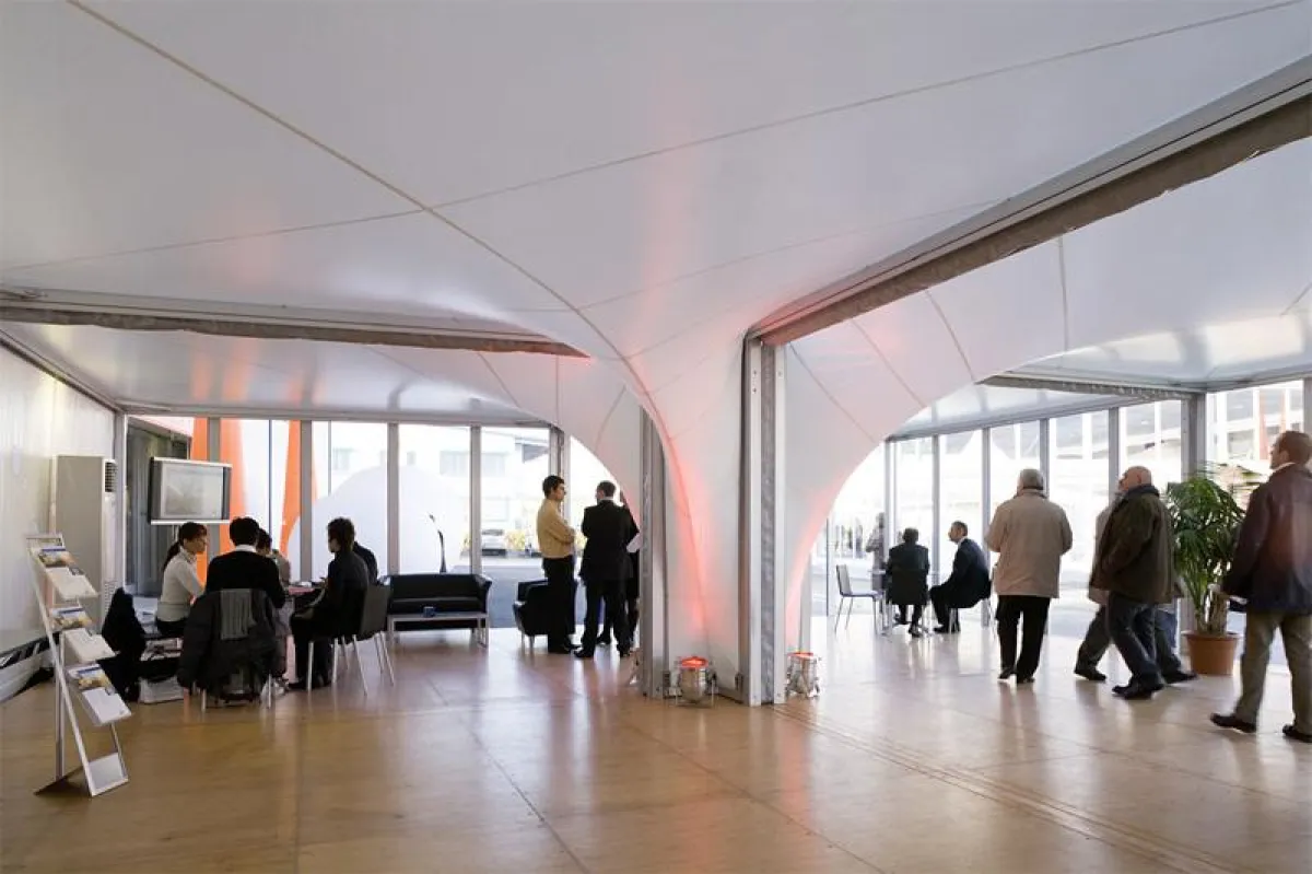 Losberger Cyclone: Mobile Zelteinheit mit einer zyklonförmigen, einzigartigen Dachform