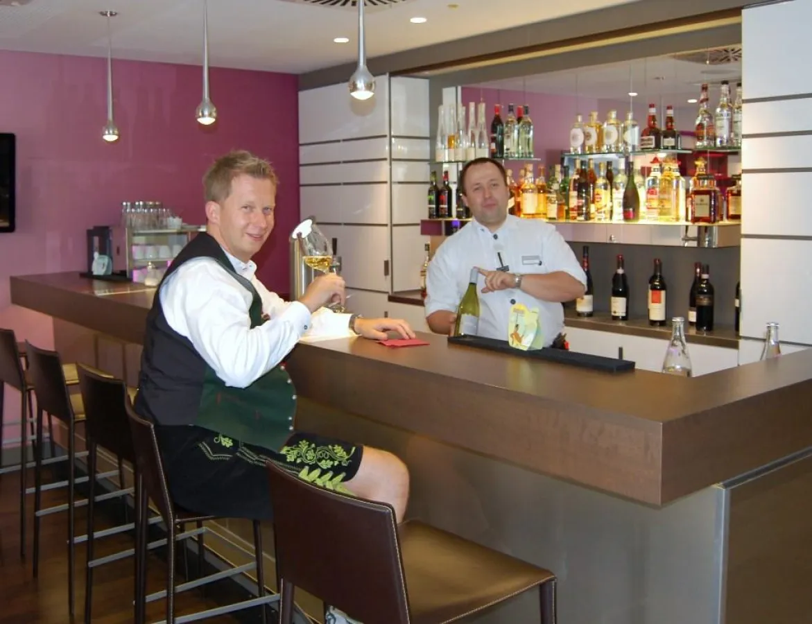 Hoteldirektor Kiener (l.) ist stolz auf die neue Hotelbar, die beim Wein einen besonderen Fokus auf die Grands Vins Mercure legt.