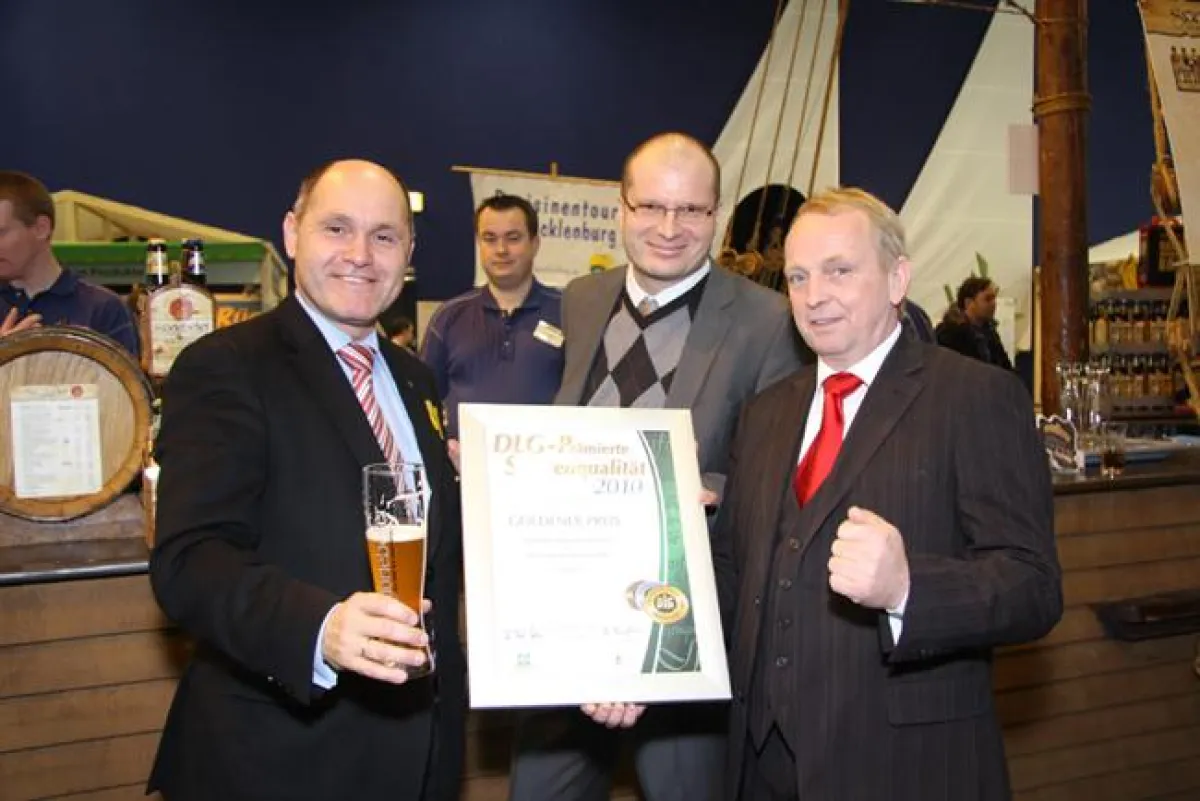 Wolfgang Sobotka, Markus Berberich und Till Backhaus (v.l.) freuen sich über das Gold der DLG.