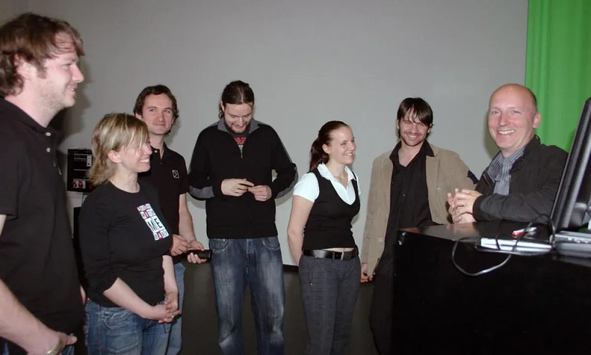 Bild (v.l.n.r.): Zusammen mit den sechs Studierenden Andreas Janthur, Christine Hesse, Holger Werth, Henning Wendt, Franziska Zenker und Marco Böttcher hat Projektleiter Prof. Martin Kreyßig (r.) den