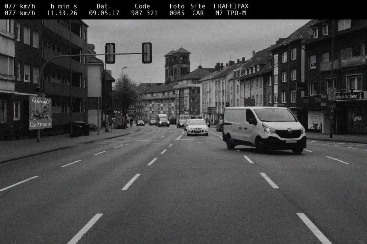 Bildmontage Blitzerfoto mit Quitmann Werbung