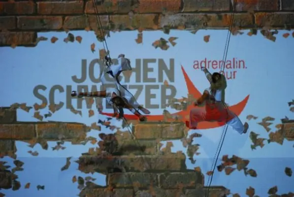 Weltneuheit: Erste interaktive Vertikal-Inszenierung durch Jochen Schweizer Events vorgestellt Bild: Weltneuheit: Erste interaktive Vertikal-Inszenierung durch Jochen Schweizer Events vorgestellt