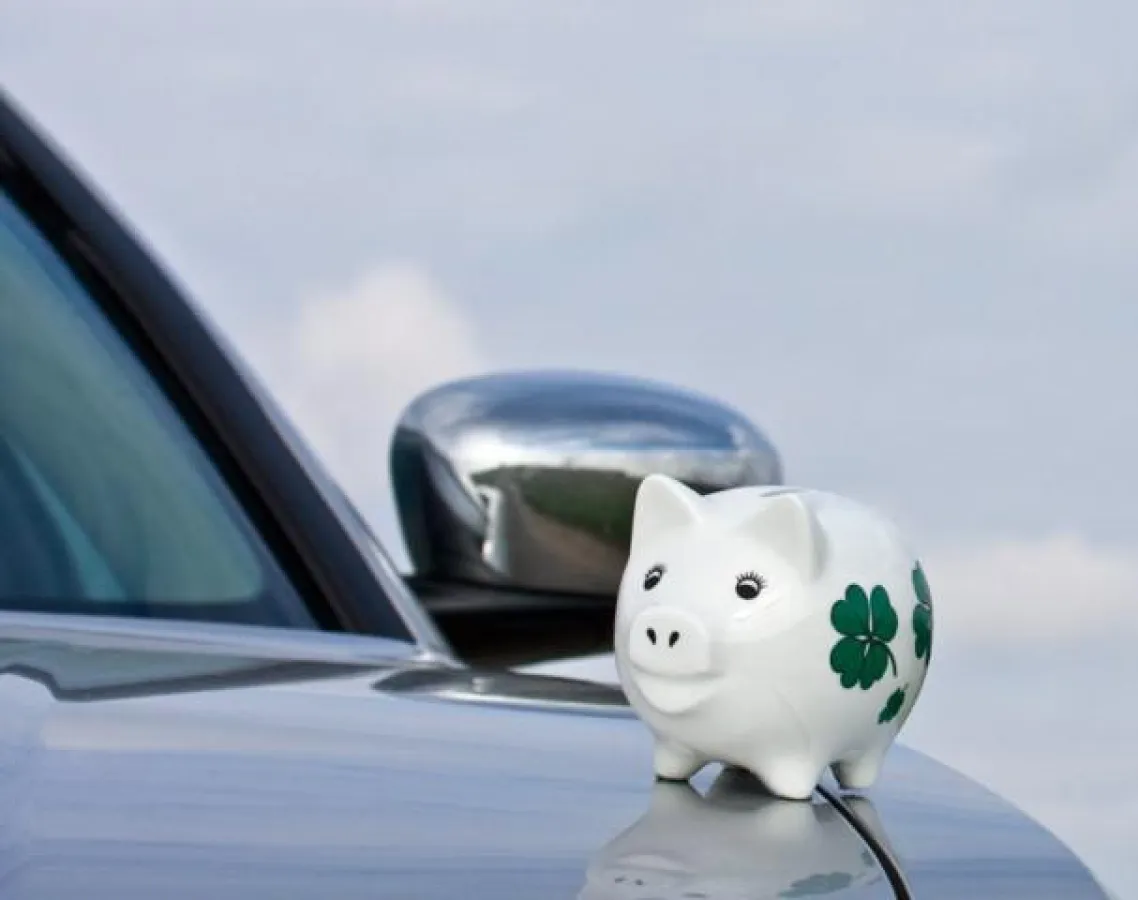 Bei Wartung und Reparatur des Autos lässt sich viel Geld sparen. Foto: Thorben Wengert/pixelio.de