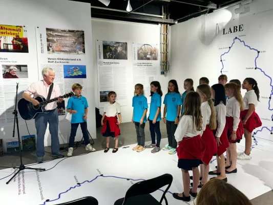 Rolf Zuckowski und Elbkinderlandchöre 2025 auf Konzerttour „Elbtour 2025 – Gemeinsam unterwegs“ Bild: Rolf Zuckowski und Elbkinderlandchöre 2025 auf Konzerttour „Elbtour 2025 – Gemeinsam unterwegs“