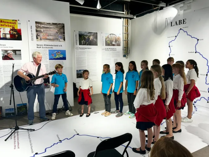 Bild: Rolf Zuckowski und Elbkinderlandchöre 2025 auf Konzerttour „Elbtour 2025 – Gemeinsam unterwegs“