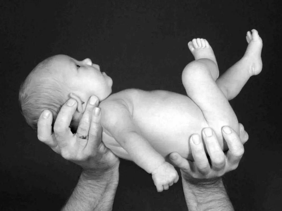 Die meisten Paare, die ihren runden Acht-Monate-Bauch von Katrin Kaiser fotografieren lassen, kommen für's Album nach der Geburt wieder. Foto: FotoGräfin