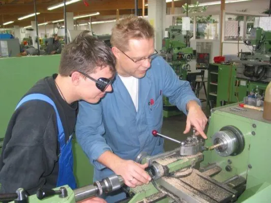 Bild: Jobs for Future: IHK empfiehlt: Nach dem Abi in die Lehre - Mehr Berufsorientierung an Gymnasien gefordert