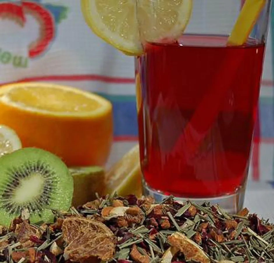 Klassischer Eistee wird lauwarm getrunken und bietet viele Möglichkeiten zur Abwechslung.