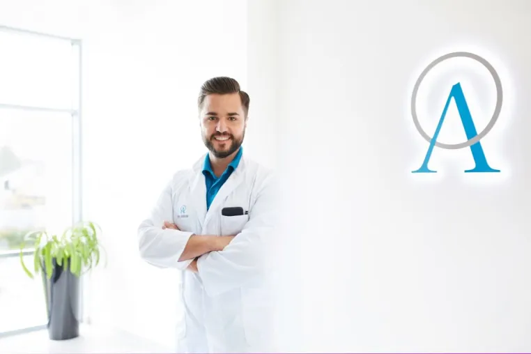 Bild: Transkranielle Pulsstimulation (TPS) zur ambulanten Behandlung der Alzheimer-Demenz
