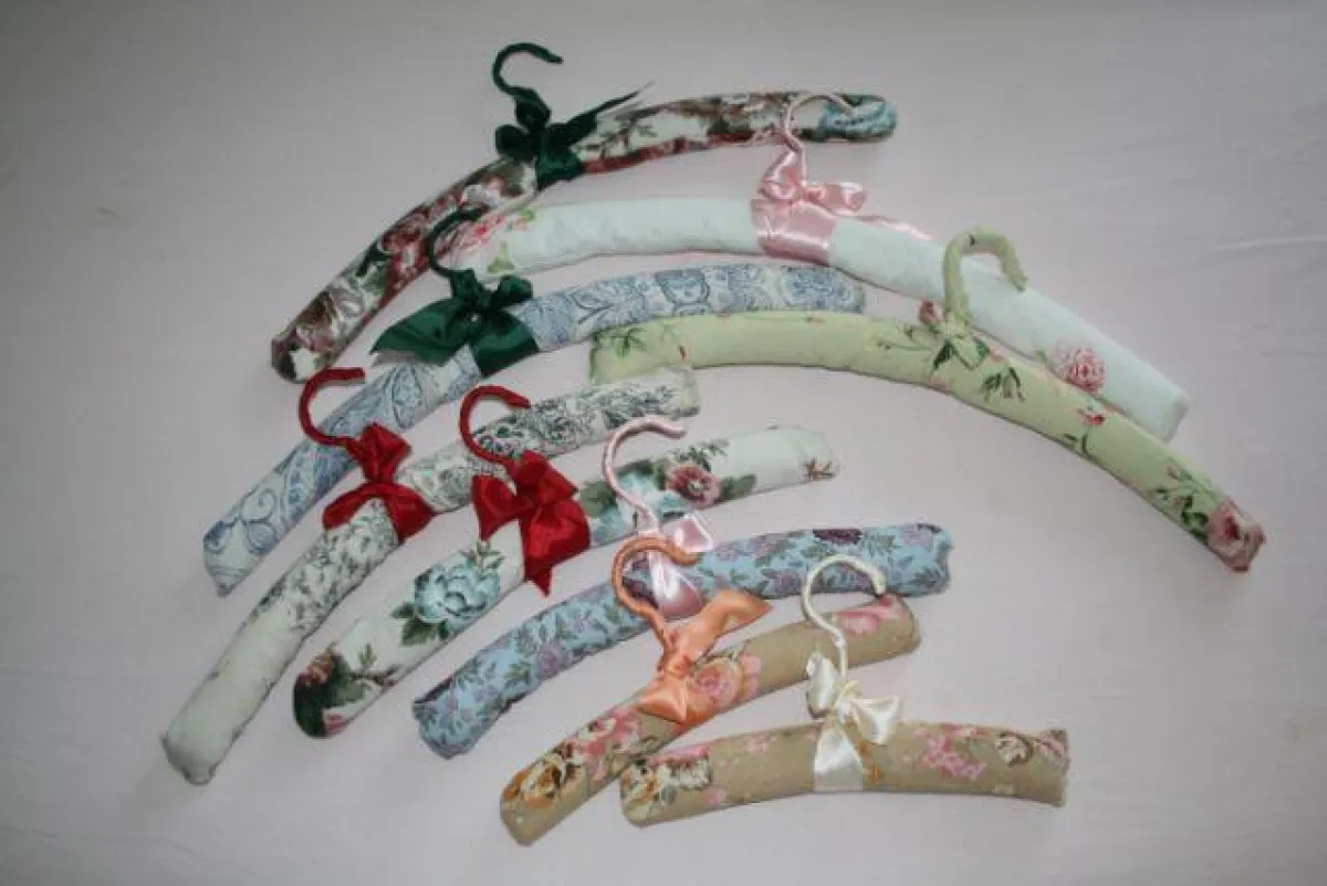 Variation gepolsterter Kleiderbügek (Auswahl)