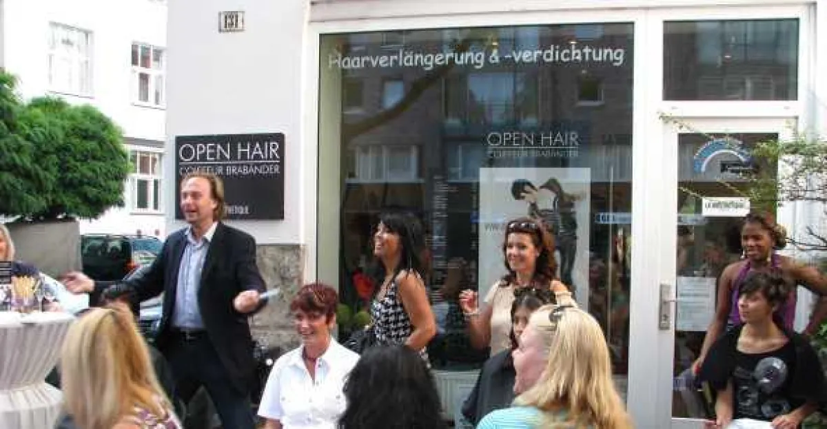 OpenHair Coiffeur Brabänder und sein Team feiern die Eröffnung des neuen Salons in Hannover.