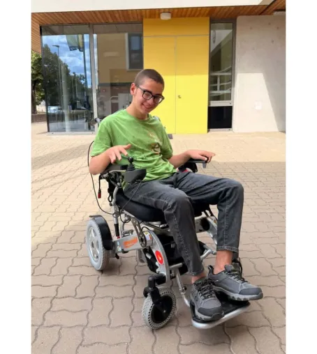 Immer-mobil und Wohlfahrtsverband erleichtern 13-Jährigem Gabriel mit Rollstuhlspende den Schulbesuch Bild: Immer-mobil und Wohlfahrtsverband erleichtern 13-Jährigem Gabriel mit Rollstuhlspende den Schulbesuch