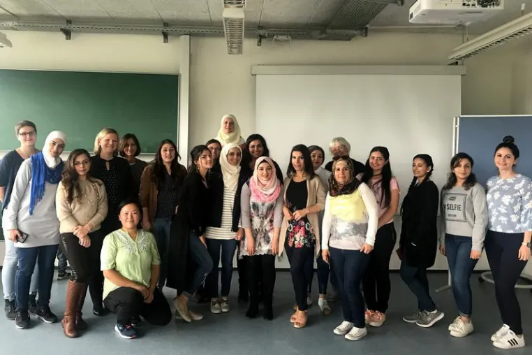 Sommeruni für weibliche Flüchtlinge begeisterte mit vielen Workshops und Laborführungen Bild: Sommeruni für weibliche Flüchtlinge begeisterte mit vielen Workshops und Laborführungen