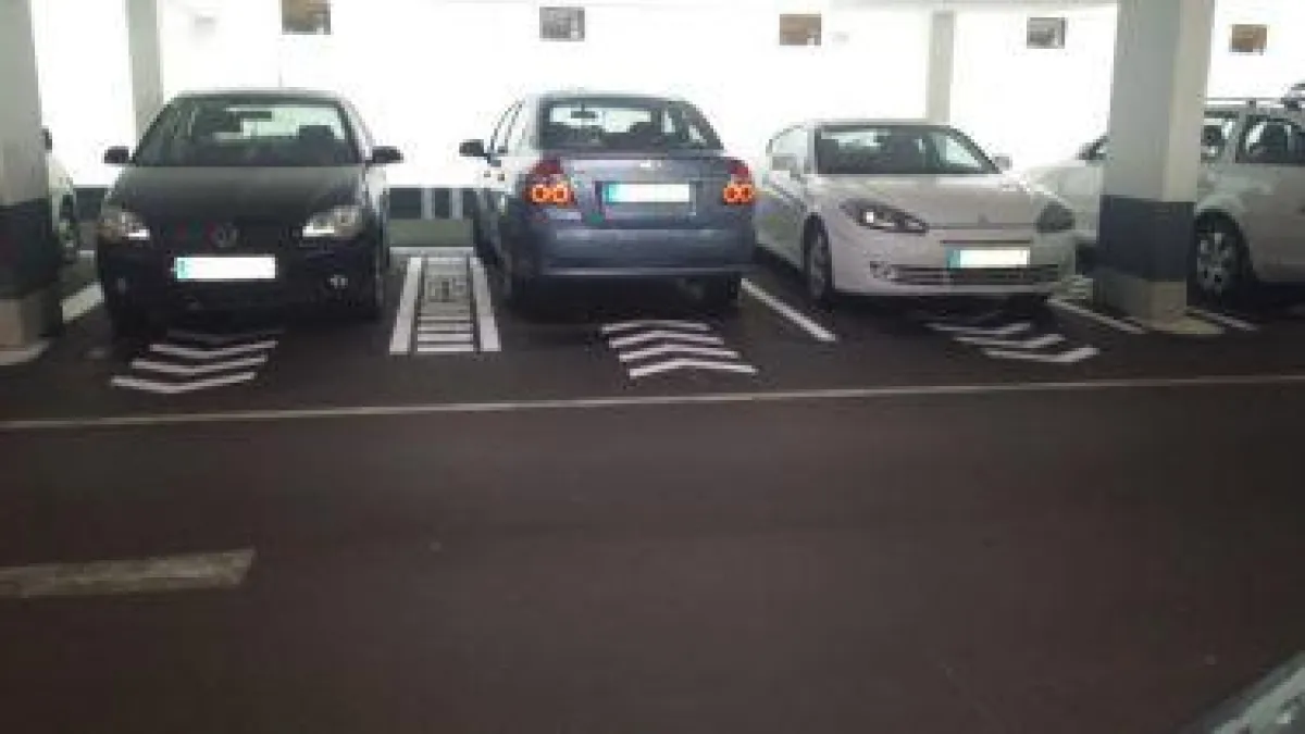 Mehr Platz zum Ein- und Aussteigen durch geänderte Bodenmarkierungen auf 2,32 m breite Stellplätze