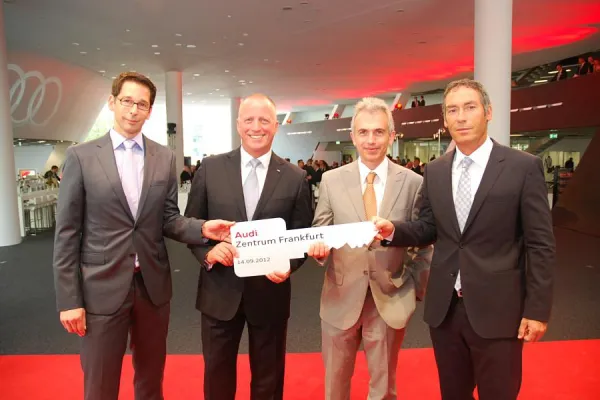 Bild: Schlüsselübergabe für neues Audi Zentrum in Frankfurt