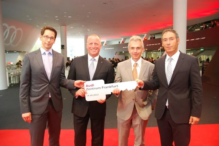 Bild: Schlüsselübergabe für neues Audi Zentrum in Frankfurt