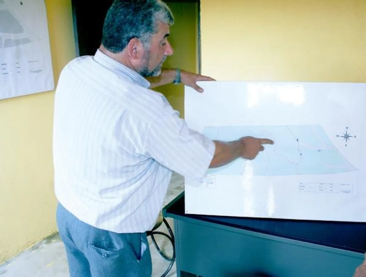 Im Einsatz für die Fortbildung – Knut Radicke, Agrar-Ingenieur und Geschäftsführer der Life Forestry Ecuador S.A., erläutert Plantagen-Arbeitern die Prinzipien der ökologischen Forstwirtschaft.