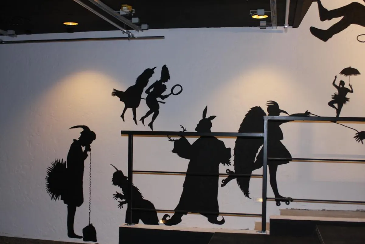 Die Wanbemalung entstand für das Projekt KREATIV in Zusammenarbeit mit Kindern und Jugendlichen.