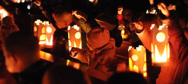 Bild: Sonne, Mond und Sterne, brennende Laterne