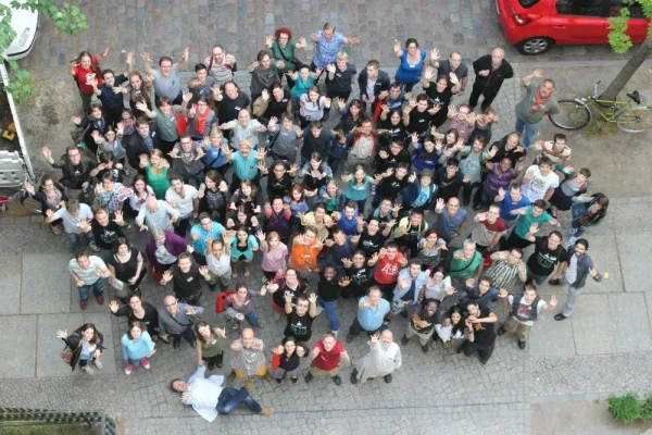 Bild: 350 Teilnehmer aus aller Welt beim "Polyglot Gathering", Berlin, 1. - 4.Mai 2015