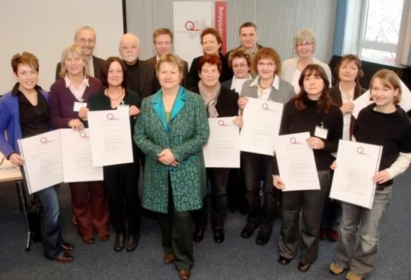 Bild: Ministerin Löhrmann übergibt Gütesiegel an 22 Einrichtungen der Weiterbildung
