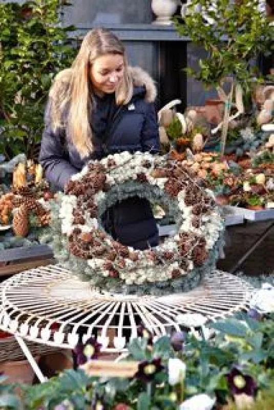 Eine große Auswahl kunstvoll gestalteter Kränze, Gestecke und Grabschalen bieten Friedhofsgärtner an
