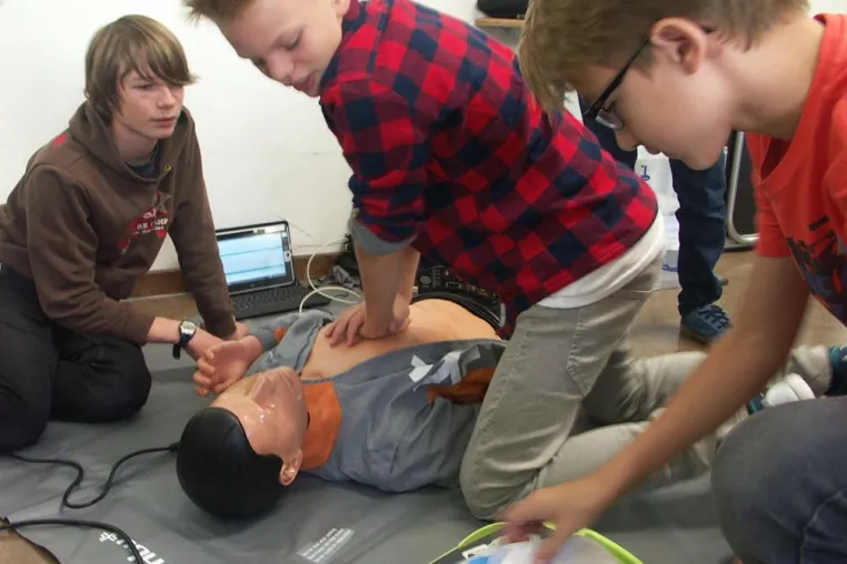 Aktionstag "Schulsanis - bayernweit" in der Woche der Wiederbelebung 2014 Bild: Aktionstag "Schulsanis - bayernweit" in der Woche der Wiederbelebung 2014