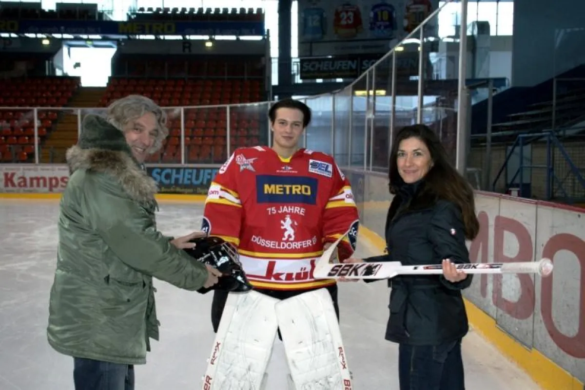 Dr. Berstein (links) und Corinne Effinger (rechts, beide Dr. Z GmbH) mit DEG-Nachwuchsgoalie Mathias Niederberger.