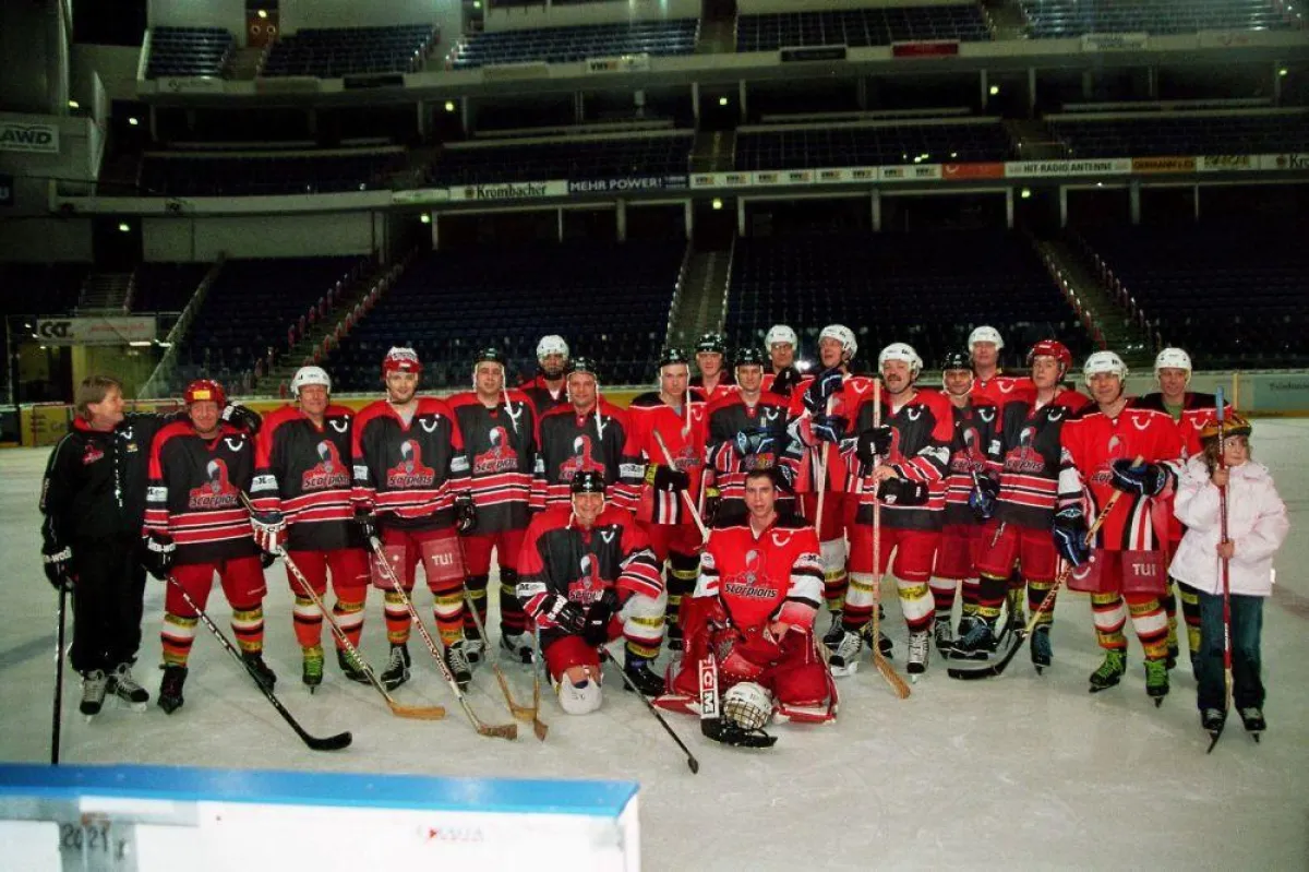Markus Schellenberger, Direktor Park Inn Hannover (im Bild vorne rechts) und das Eishockey-Team
