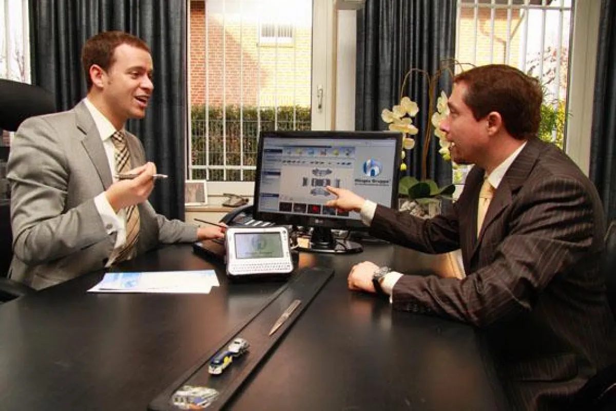 Bernd (re.) und Arndt (li.) Hüsges, die Geschäftsführer der Willicher Kfz-Sachverständigenorganisation Hüsges-Gruppe.