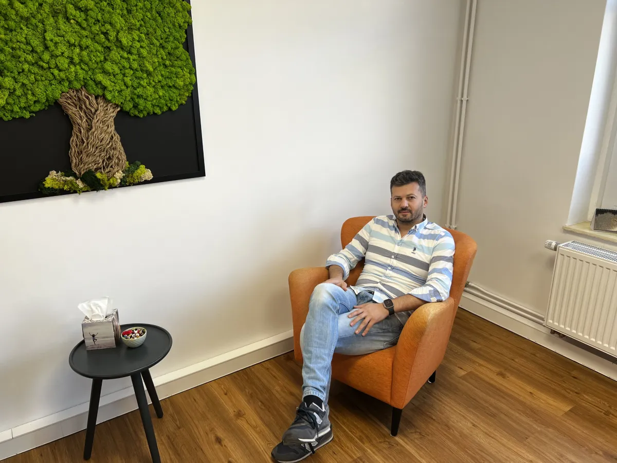 Dr TiP Fatih Yildiran im Interview (© Praxis Yildiran)