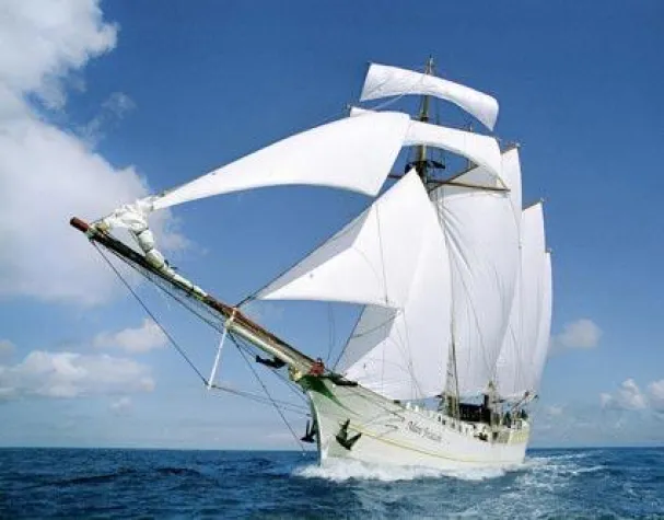 Bild: Ostererlebnis an Bord eines imposanten Windjammers: abendlicher Segeltörn entlang der Osterfeuer