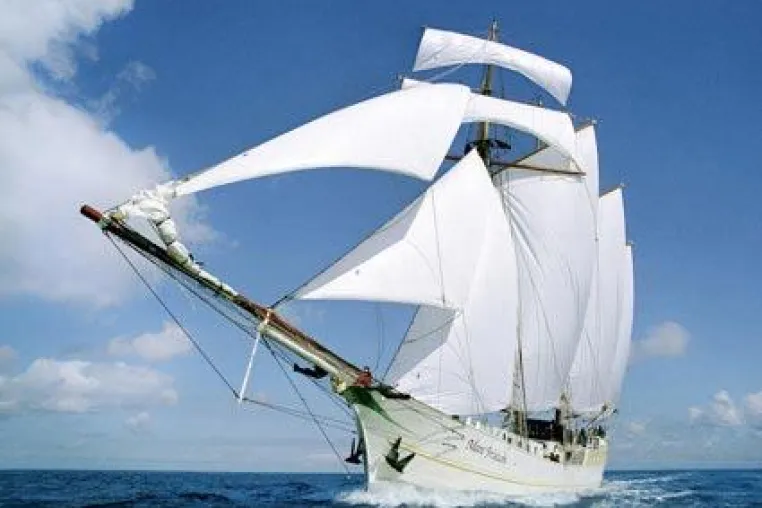 Bild: Ostererlebnis an Bord eines imposanten Windjammers: abendlicher Segeltörn entlang der Osterfeuer