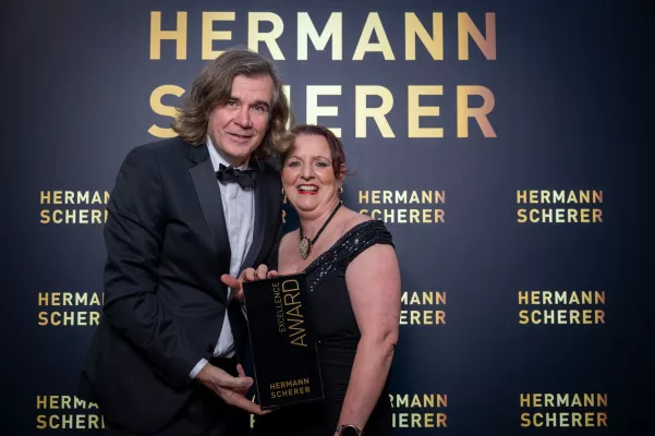 Bild: Nicole Reimers hat beim Speaker Slam in Niedernhausen den Excellence Award gewonnen