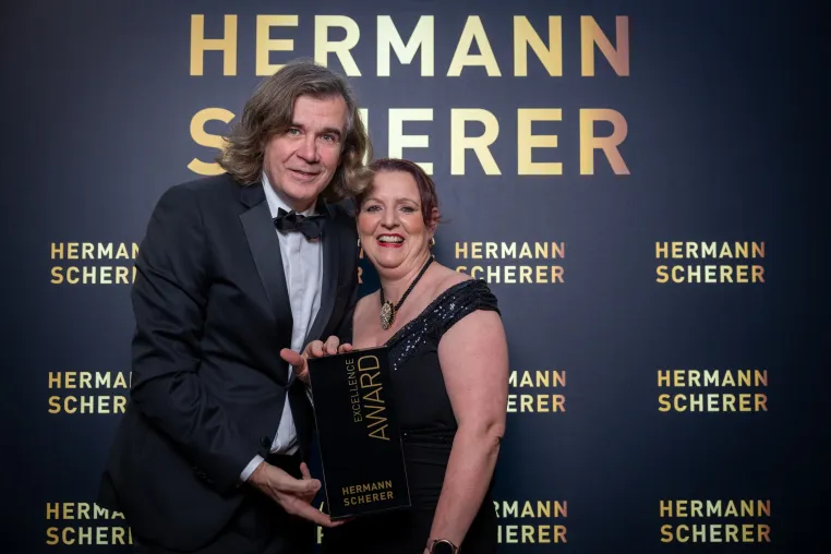 Bild: Nicole Reimers hat beim Speaker Slam in Niedernhausen den Excellence Award gewonnen
