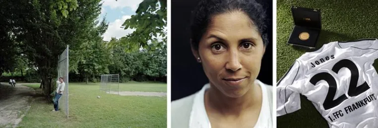 Bild: Steffi Jones im Ikonen-Museum Frankfurt: Multimediaausstellung "Pionierinnen des deutschen Frauenfußballs"
