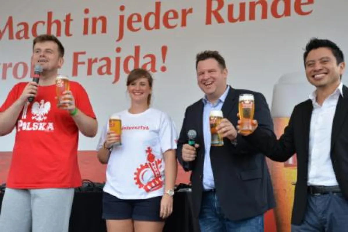 Tyskie Product Manager Alexander Schacht (2. v. r.) und Tyskie Marketing Manager Raúl Alarcón (r.)