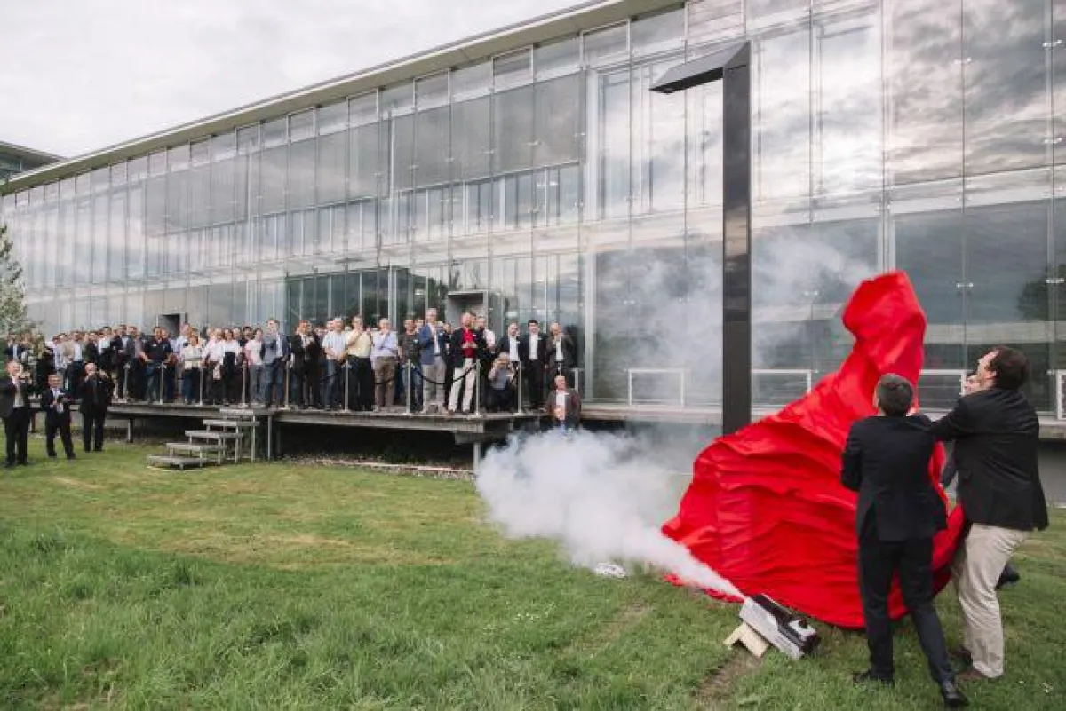 LEDON-Geschäftsführer Reinhard Weiss und Skisprungtrainer Werner Schuster enthüllen gemeinsam die er