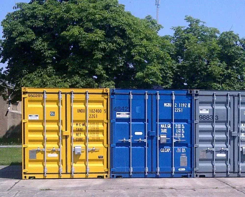 Bild: ELA unterstützt Flutopfer - Lagercontainer stehen für vier Monate an der Elbe
