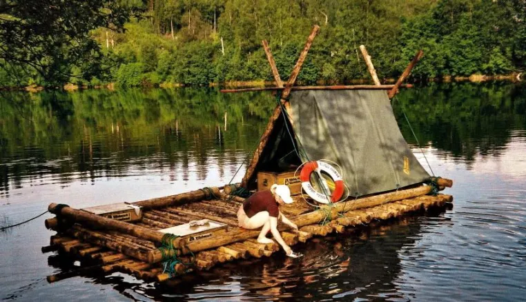Mit dem selbstgebauten Floß durch Schweden Bild: Mit dem selbstgebauten Floß durch Schweden