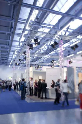 Bild: b&b eventtechnik stattet Beratungsparcours auf der NewCome 2011 aus