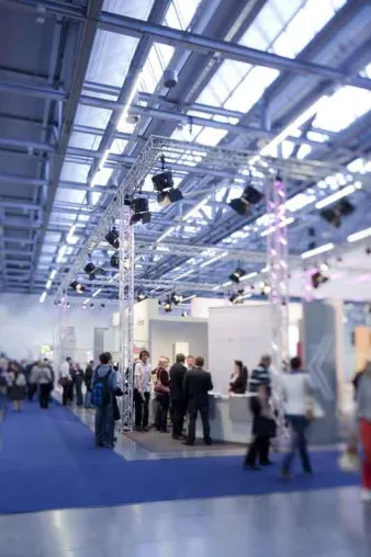 Bild: b&b eventtechnik stattet Beratungsparcours auf der NewCome 2011 aus