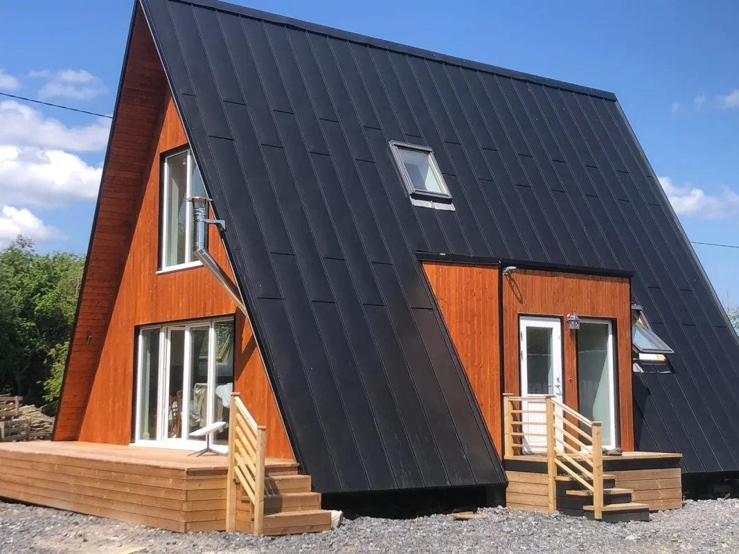 Das Haus von AVRAME aus FSC-zertifiziertem Holz ist für Jonathan nachhaltig und bezahlbar. (© Copyright© AVRAME)
