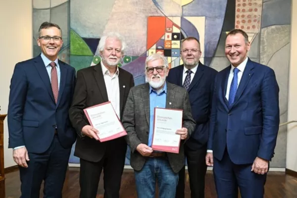 Bild: Ehrenzeichen der Stiftung Liebenau für Dr. Edgar Kessler und Wolfgang Oppolzer