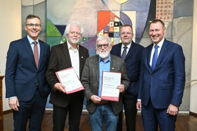 Bild: Ehrenzeichen der Stiftung Liebenau für Dr. Edgar Kessler und Wolfgang Oppolzer