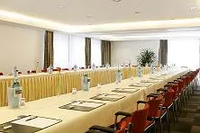Bild: QUALTITY HOTEL AMBASSADOR HAMBURG - Am 4. Juni Seminar für Stil und Etikette