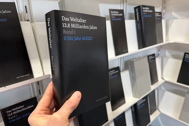 Bild: Das Kunstwerk „Das Weltalter: 13,8 Milliarden Jahre“ auf der Leipziger Buchmesse 