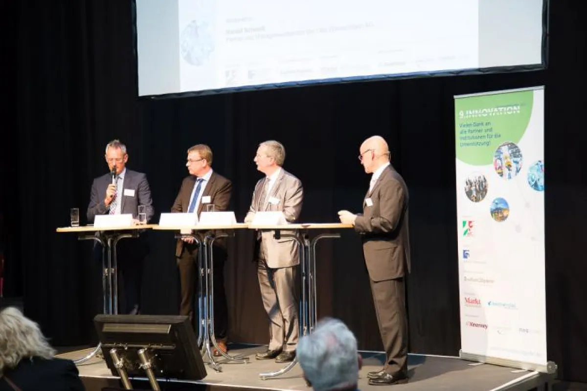 Diskussionrunde Unternehmergipfel, links: Stephan Baur, BMK professional electronics GmbH