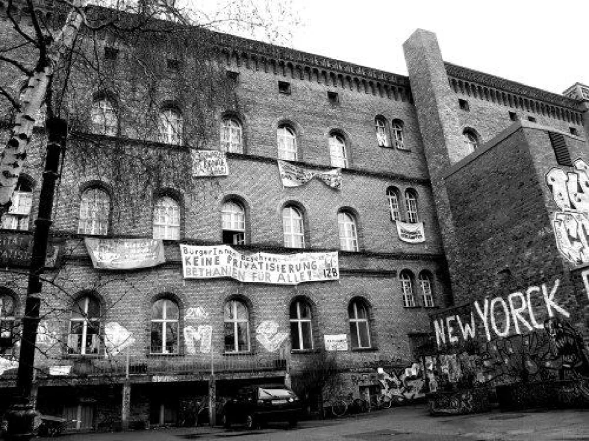 Der Bethanien-Südflügel am Mariannenplatz in Berlin-Kreuzberg