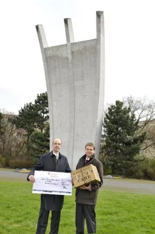 Bild: Münze Berlin übergibt Luftbrücken-Spende an CARE